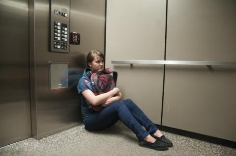 Phải làm gì khi bạn bị kẹt trong thang máy?